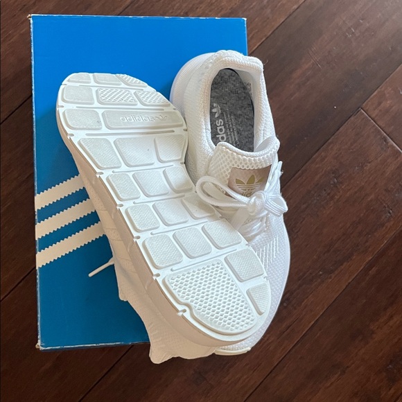 Women’s Adidas Swift Run - Picture 3 of 5